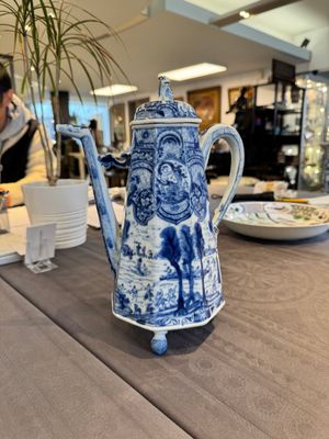 A rare Chinese blue and white 'Europa and the bull' coffeepot and cover, Kangxi — photo 1