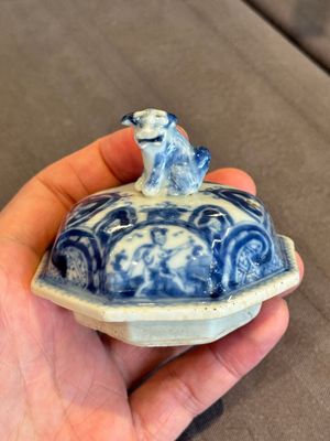 A rare Chinese blue and white 'Europa and the bull' coffeepot and cover, Kangxi — photo 11