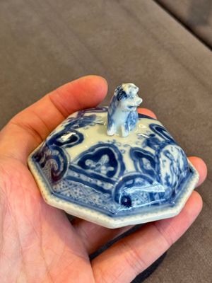 A rare Chinese blue and white 'Europa and the bull' coffeepot and cover, Kangxi — photo 12