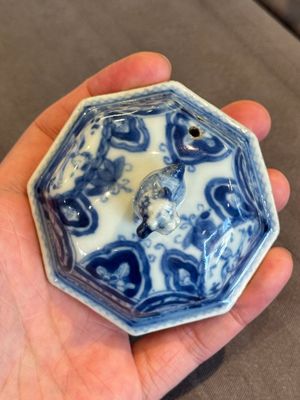 A rare Chinese blue and white 'Europa and the bull' coffeepot and cover, Kangxi — photo 13
