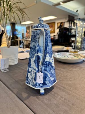 A rare Chinese blue and white 'Europa and the bull' coffeepot and cover, Kangxi — photo 2