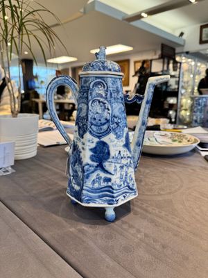A rare Chinese blue and white 'Europa and the bull' coffeepot and cover, Kangxi — photo 3