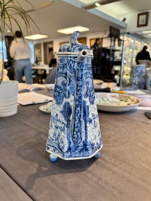 A rare Chinese blue and white 'Europa and the bull' coffeepot and cover, Kangxi — photo 4