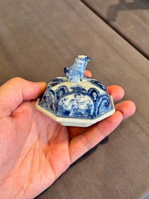 A rare Chinese blue and white 'Europa and the bull' coffeepot and cover, Kangxi — photo 6