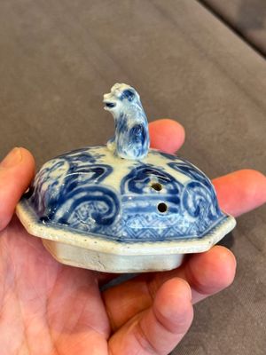 A rare Chinese blue and white 'Europa and the bull' coffeepot and cover, Kangxi — photo 10