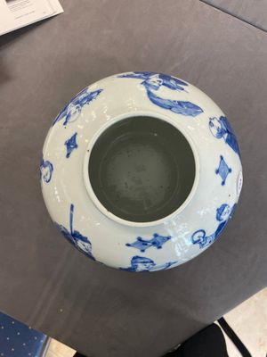 A rare Chinese blue and white 'figures' jar and cover, Kangxi mark, 19th C. — 照片 7