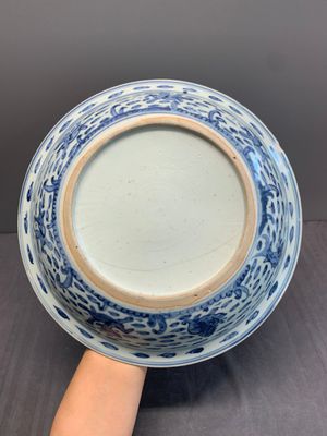 A rare Chinese blue and white 'fish swimming in a lotus pond' dish, Hongzhi/Zhengde — foto 2