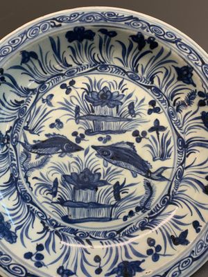 A rare Chinese blue and white 'fish swimming in a lotus pond' dish, Hongzhi/Zhengde — foto 3