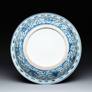 A rare Chinese blue and white 'fish swimming in a lotus pond' dish, Hongzhi/Zhengde — foto 2