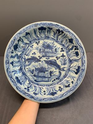 A rare Chinese blue and white 'fish swimming in a lotus pond' dish, Hongzhi/Zhengde — foto 1