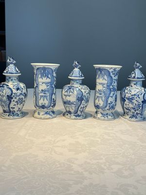 A rare Chinese blue and white five-piece garniture in Dutch Delft style, Kangxi mark, 19th C. — photo 1