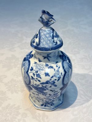 A rare Chinese blue and white five-piece garniture in Dutch Delft style, Kangxi mark, 19th C. — photo 34