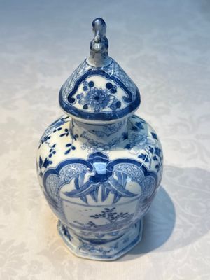 A rare Chinese blue and white five-piece garniture in Dutch Delft style, Kangxi mark, 19th C. — photo 35