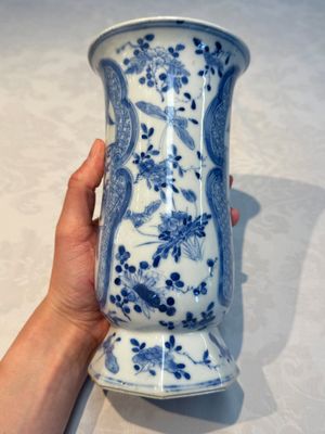 A rare Chinese blue and white five-piece garniture in Dutch Delft style, Kangxi mark, 19th C. — photo 4