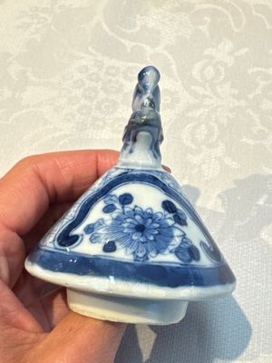 A rare Chinese blue and white five-piece garniture in Dutch Delft style, Kangxi mark, 19th C. — photo 46