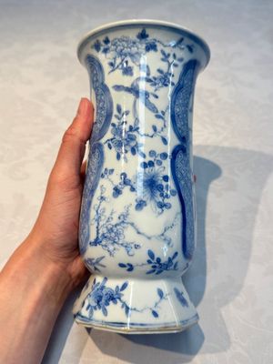 A rare Chinese blue and white five-piece garniture in Dutch Delft style, Kangxi mark, 19th C. — photo 6