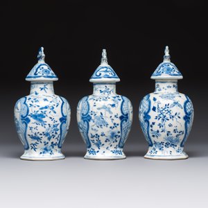 A rare Chinese blue and white five-piece garniture in Dutch Delft style, Kangxi mark, 19th C. — photo 11