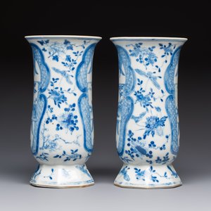 A rare Chinese blue and white five-piece garniture in Dutch Delft style, Kangxi mark, 19th C. — photo 3