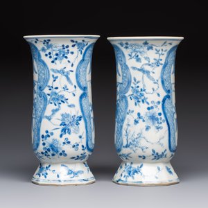 A rare Chinese blue and white five-piece garniture in Dutch Delft style, Kangxi mark, 19th C. — photo 5