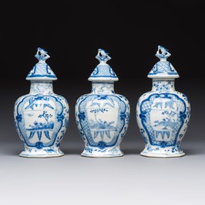 A rare Chinese blue and white five-piece garniture in Dutch Delft style, Kangxi mark, 19th C. — photo 8