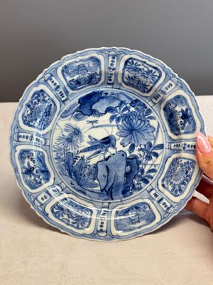 A rare Chinese blue and white 'Grasshopper' plate — 照片 1