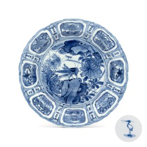A rare Chinese blue and white 'Grasshopper' plate — 照片 1