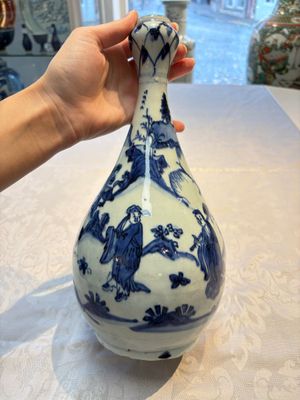 A rare Chinese blue and white 'Immortals' garlic-mouth bottle vase, Liao 料 mark, Wanli/Tianqi — photo 5