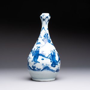 A rare Chinese blue and white 'Immortals' garlic-mouth bottle vase, Liao 料 mark, Wanli/Tianqi — photo 3