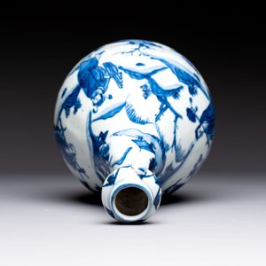 A rare Chinese blue and white 'Immortals' garlic-mouth bottle vase, Liao 料 mark, Wanli/Tianqi — photo 5