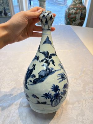 A rare Chinese blue and white 'Immortals' garlic-mouth bottle vase, Wanli/Tianqi — photo 2