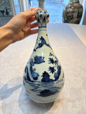 A rare Chinese blue and white 'Immortals' garlic-mouth bottle vase, Wanli/Tianqi — photo 3