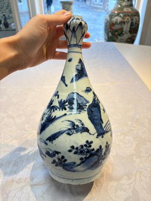 A rare Chinese blue and white 'Immortals' garlic-mouth bottle vase, Wanli/Tianqi — photo 4
