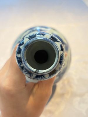 A rare Chinese blue and white 'Immortals' garlic-mouth bottle vase, Wanli/Tianqi — photo 5