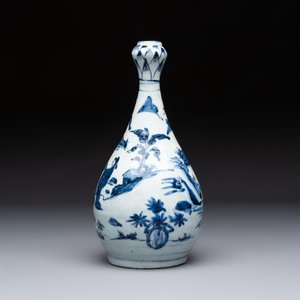 A rare Chinese blue and white 'Immortals' garlic-mouth bottle vase, Wanli/Tianqi — photo 2