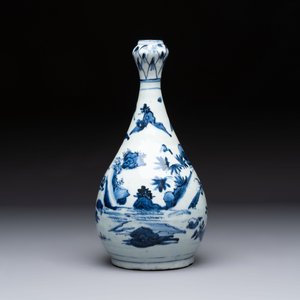 A rare Chinese blue and white 'Immortals' garlic-mouth bottle vase, Wanli/Tianqi — photo 3