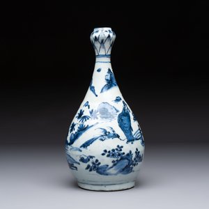 A rare Chinese blue and white 'Immortals' garlic-mouth bottle vase, Wanli/Tianqi — photo 4
