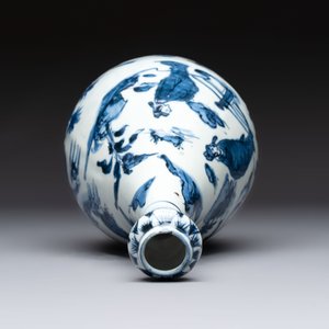 A rare Chinese blue and white 'Immortals' garlic-mouth bottle vase, Wanli/Tianqi — photo 5