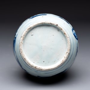 A rare Chinese blue and white 'Immortals' garlic-mouth bottle vase, Wanli/Tianqi — photo 6