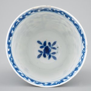 A rare Chinese blue and white Kangxi cup and saucer with French text, Kangxi — 照片 8