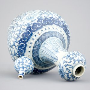 A rare Chinese blue and white kendi for the Indonesian market, 19th C. — photo 6
