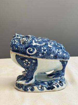 A rare Chinese blue and white ko-sometsuke 'Three-legged Toad' incense burner  — photo 1