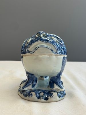 A rare Chinese blue and white ko-sometsuke 'Three-legged Toad' incense burner  — photo 2
