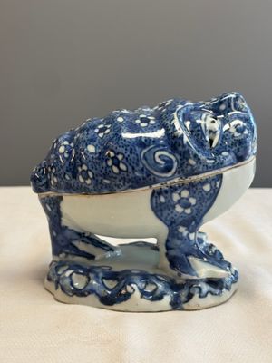 A rare Chinese blue and white ko-sometsuke 'Three-legged Toad' incense burner  — photo 3