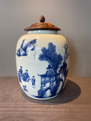 A rare Chinese blue and white lantern-shaped vase with figures in a landscape and calligraphy, Shunzi/early Kangxi — photo 1