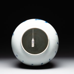 A rare Chinese blue and white lantern-shaped vase with figures in a landscape and calligraphy, Shunzi/early Kangxi — photo 7