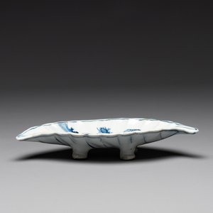 A rare Chinese blue and white leaf-shaped ko-sometsuke dish for the Japanese market, Tianqi — photo 3