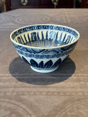 A rare Chinese blue and white 'lotus' bowl, Transitional period — foto 1