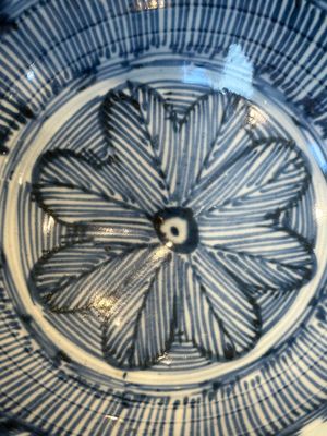 A rare Chinese blue and white 'lotus' bowl, Transitional period — foto 12