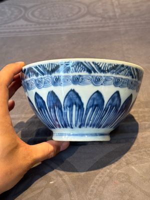 A rare Chinese blue and white 'lotus' bowl, Transitional period — foto 2