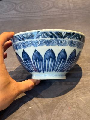 A rare Chinese blue and white 'lotus' bowl, Transitional period — foto 3
